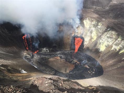 Hawaiis Kilauea Volcano Eruption Creates 600 Foot Deep Lava Lake