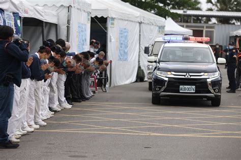 【每日必看】林佳龍向蔡英文請辭 牽動民進黨權力平衡 交通部長將由誰接任仍是問號 @中天新聞 20210413. 【台鐵出軌Day5】林佳龍親赴司機員靈堂上香 單膝下跪承諾爭取最高撫卹 -- 上報 / 焦點