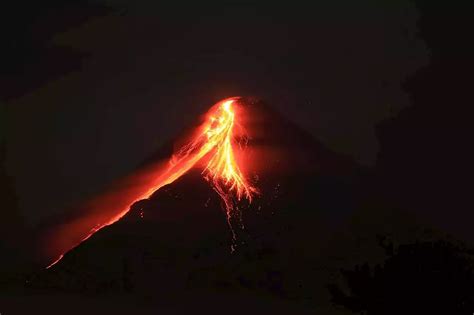Philippines Mayon Volcano Spews Lava Thousands Warned To Be Ready To Flee