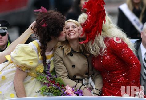 Photo Actress Claire Danes Is Kissed At Harvard Hasty Pudding 2012