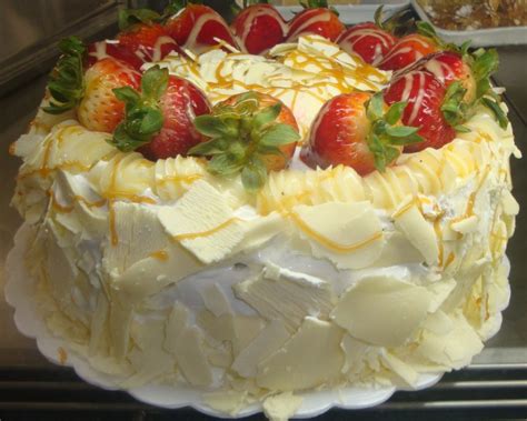 Mousse de morango, chocolate, limão e muito mais. Bolo de Chocolate Branco com Morangos | Tudo no Potinho