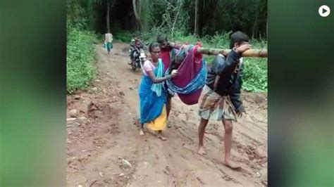 Jalan Rusak Dan Berlumpur Ibu Hamil Ditandu Pakai Kain Sarung Ke Rumah