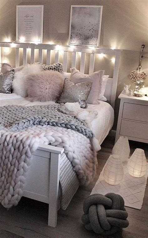 From sweet signs featuring love quotes to the prettiest pillow shams, these romantic bedroom ideas are sure to set the mood. Beautiful Bedroom Decor Ideas - TRENDECORS