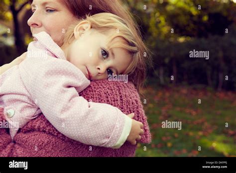 Mujer Abrazando Niño Fotografías E Imágenes De Alta Resolución Alamy