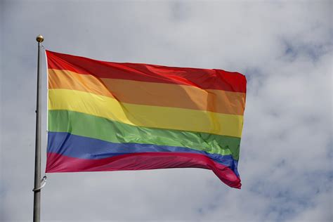 I år arrangeres pride som en hybridfestival. Hatkrimgruppe etterforsker tyveri og hærverk mot Pride ...