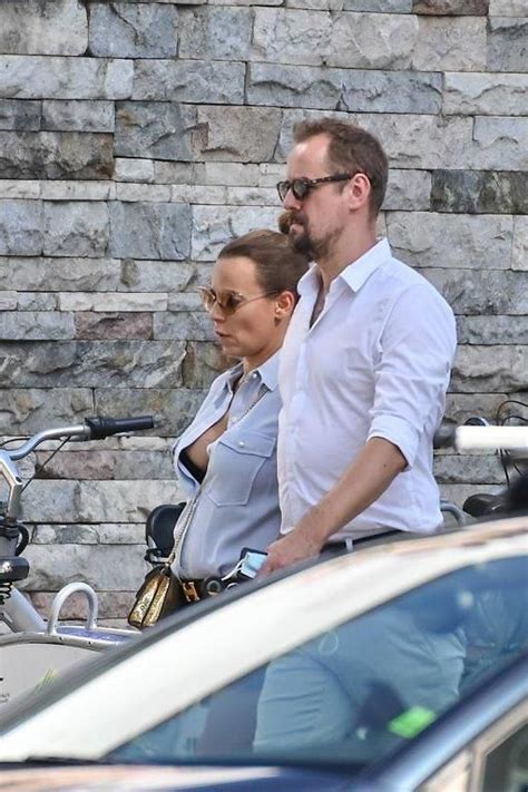 One nie oszczędzały na kreacjach do ołtarza. Radosna Anna Mucha przechadza się ulicami Warszawy razem z ...