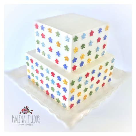 The taste of this fondant suitable cake is very good but pretty neutral, meaning that you can fill it with just about anything you like, without worrying that the flavors won't go does it have to be a round springform? Fondant Square Cake with sugar flowers | Square cakes ...
