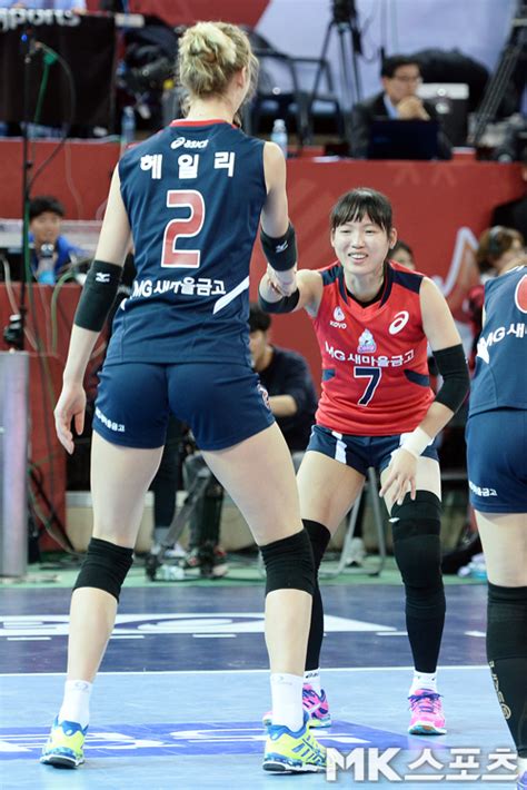 대만전 mvp.) 코칭으로 익힌 실력이 어디간 건 아닌지 토스의 질 자체가 확연히 좋아졌고. 헤일리-김해란 `반갑구만 반가워요~` MK포토 - MK스포츠