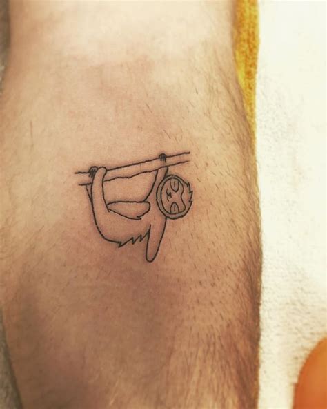 No one on earth can question the fact that girls are cute who tend to love cute and delicate tattoos which have an unambiguous connotation relating to their lives and momentous populace they feel affection for. Pin by Genic on styles | Sloth tattoo, Funny small tattoos ...