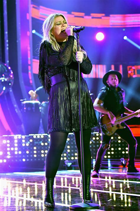Kelly Clarkson Wins Cmt Awards With American Woman Cover