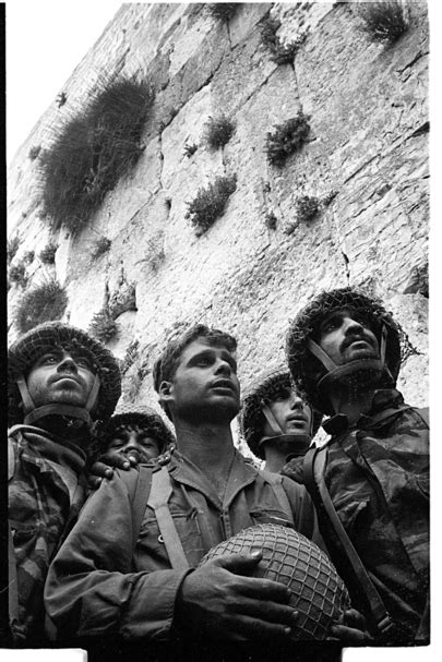 אשקלון, רמת אשכול, דוד רזיאל למכירהדירה3. נחום ברנע וורדי כהנא נפרדים מדוד רובינגר, שהנציח את המדינה ...