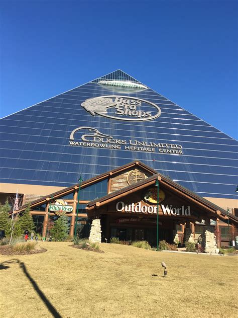 Largest Bass Pro Shop In The Usa Memphis Tennessee Memphis Tennessee White River Bass Pro Shop