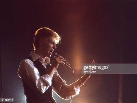 David Bowie 1976 Photos And Premium High Res Pictures Getty Images