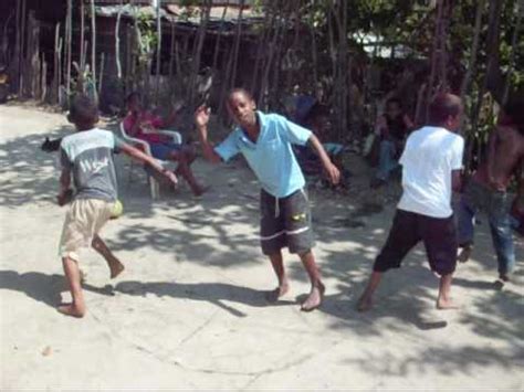 Jugando al futbol en la carretera niño pequeño de dibujos. Niños jugando fútbol en el Barrio Arroz Barato - YouTube