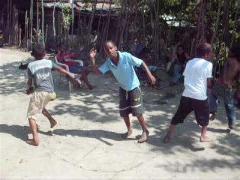 Niños jugando fútbol en el Barrio Arroz Barato - YouTube