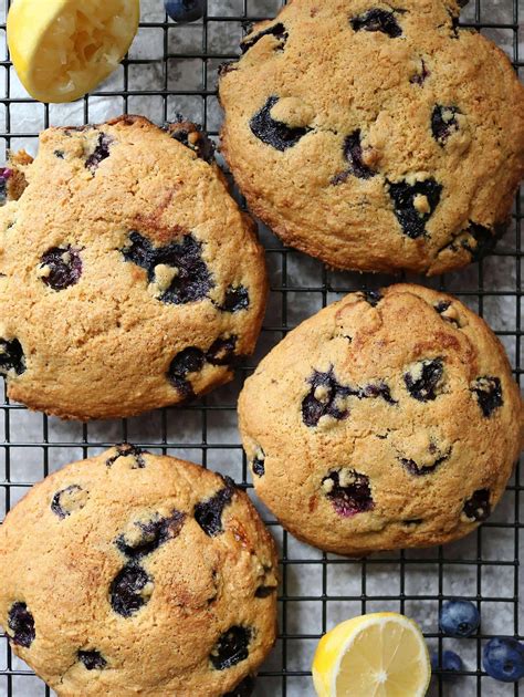 100 grams of kellogg's, eggo, mini muffin tops, blueberry contain 5 grams of protein, 10.2 grams of fat, 45.8 grams of carbohydrates, and 1 some minerals can be present in kellogg's, eggo, mini muffin tops, blueberry, such as sodium (586 mg), phosphorus (342 mg) or calcium. Gluten Free Lemon Blueberry Muffin Tops Recipe - Savory Spin
