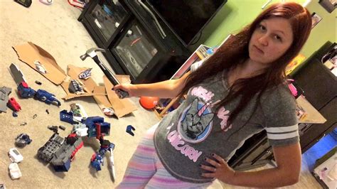Heel Wife Destroys Huge Sdcc Exclusive Transformer While Grim Is At Comic Con Vlogging Youtube
