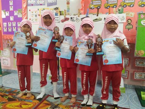 Prasekolah Sk Padang Mengkuang Penyampaian Hadiah Kepada Pemain Bola