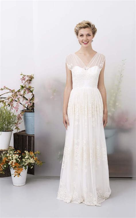 Den beweis liefern diese beiden lovebirds. Brautmode für Frauen ab 50 | Brautmode, Neue brautkleider ...