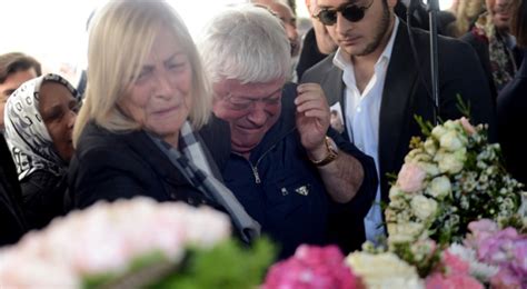 Nişanlısı murat gezer almaya geldi. Mina Başaran'ın tabutunu nişanlısı omuzladı, gözyaşları ...