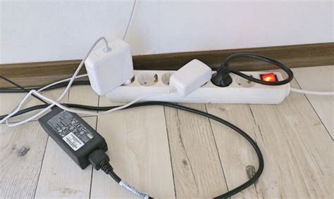 Eine methode um die kabel an der decke zu verstecken nennt sich „decke abhängen. Kabel verstecken - 7 einfache Möglichkeiten Wohn-Wiki.de