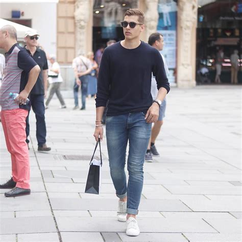 Building a minimalist wardrobe this is the second thread in a series of reddit's largest men's fashion community. 7 Simple Outfit Ideas You Can Steal From This Fashion ...