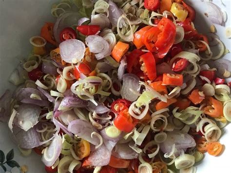 Kami hadirkan beberapa resep sambal matah seperti sambal matah bali, sambal matah kecombrang, sambal matah petai, sambal matah. Sambal matah asli bali | Resep | Resep, Sayuran, dan Memasak