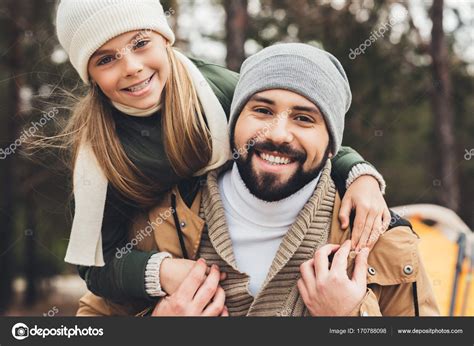 Hija Abrazando A Su Padre Fotografía De Stock © Alexlipa 170788098
