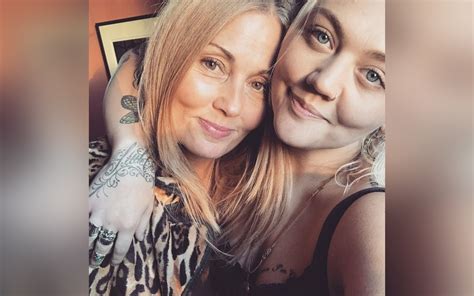 Elle King S Doula Mom Cooks Up Her Placenta For Eating After Singer