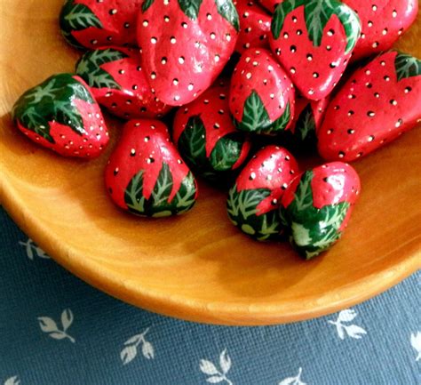 Painted Rock Strawberries So Very Awesome Macetas Jardin Macetas