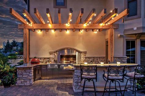 20 Spectacular Outdoor Kitchens With Bars For Entertaining