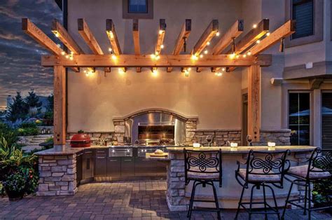 20+ Spectacular outdoor kitchens with bars for entertaining
