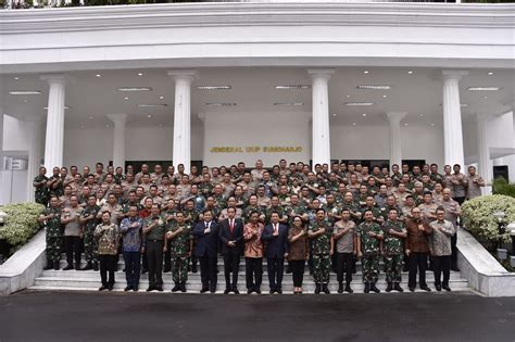 Pada periode kedua, jokowi fokus pada lima kerangka pembangunan di papua dan papua barat. Fokus Utama Publik Dalam Humas : Tiga Unsur Inovasi ...