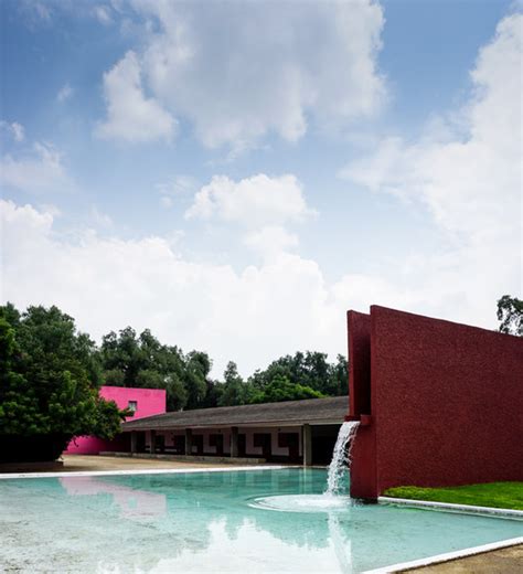 Chapel in ciudad universitaria & tlalpan there's a sublime simplicity about this chapel, located inside a convent for capuchin nuns. Architecture Guide: Luis Barragán | ArchDaily