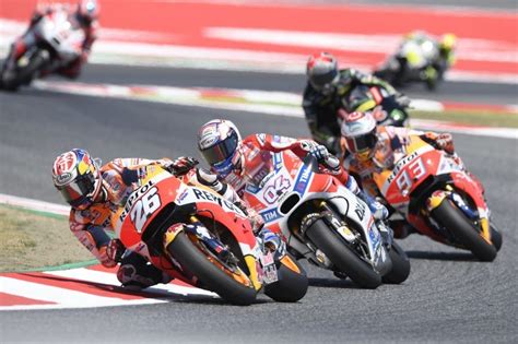 Afp/lluis gene pebalap ktm miguel oliveira (tengah) memimpin saat balapan motogp catalunya 2021 di sirkuit de catalunya pada 6 juni 2021 di montmelo barcelona. Hasil moto GP Catalunya, Spanyol 2017 : #1 Dovi; #2 ...