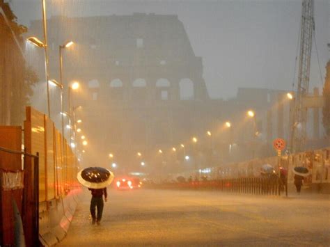 Strade come fiumi e auto sommerse. Scusi, è questa la bomba d'acqua? | Il Foglio