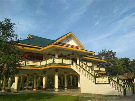 5++ Rumah Adat Kalimantan Barat - Makna, Filosofi, Gambar & Penjelasan