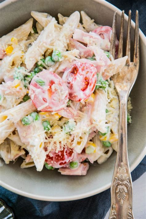 Der biss in das noch warme stück. Nudelsalat mit Mais und Erbsen | Sarah's Delight ...
