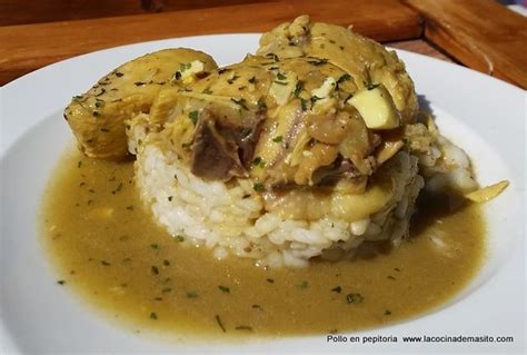 Cuando el pollo lleve 35 minutos de cocción, desmenuza la yema del huevo variantes de la receta de pollo en pepitoria, receta tradicional: Pollo en pepitoria receta casera | La cocina de Masito