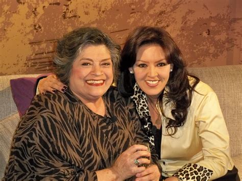 Me gusta cantar y cocinar amo los animales y sobre todas las cosas amo a mi. LALAVAUD: SOLEDAD BRAVO.