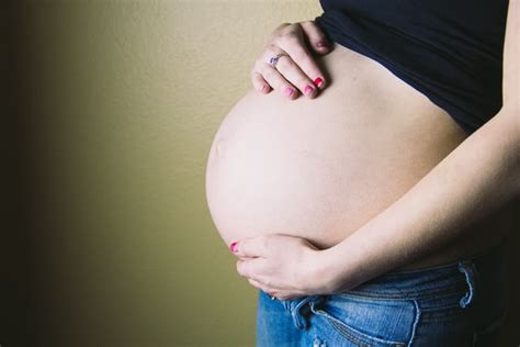 Stretch mark biasanya muncul pada tubuh ibu hamil (foto: Penyebab Stretch Mark pada Ibu Hamil - Momslyfe