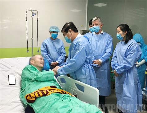 Tham gia đội phản ứng nhanh của bệnh viện chợ rẫy trở lại kiên giang lần này gồm có năm thành viên, gồm: Chủ tịch UBND TPHCM Nguyễn Thành Phong thăm bệnh nhân ...