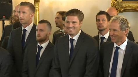 Er liebt auch die hingabe auf dem platz. Regierungsspitze verabschiedete ÖFB-Team nach Frankreich ...