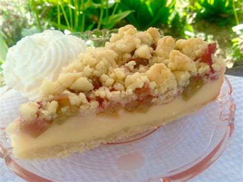Zuerst bäckt man den tortenboden und während dieser noch erkaltet, bereitet man schon den puddingbelag vor. Wunderbarer Rhabarber- Pudding- Kuchen mit Streusel ...