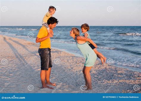 Famille Ayant L Amusement Sur La Plage Tropicale Image Stock Image Du Maman Heureux