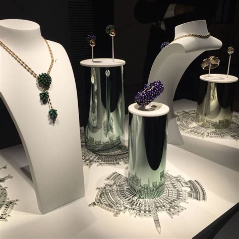 100 Jewelry Window Displays Ideas And Designs Zen Merchandiser