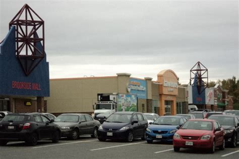 Shopping mall in mitchelton, queensland, australia. Arrestation d'un homme après des appels menaçant un centre ...