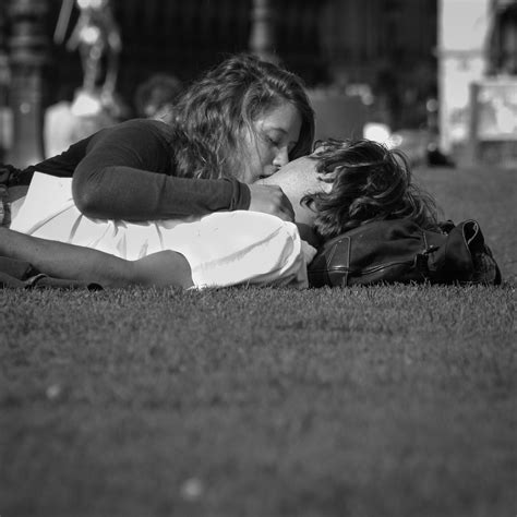 fotos gratis persona en blanco y negro niña fotografía parís amor juventud lumbrera