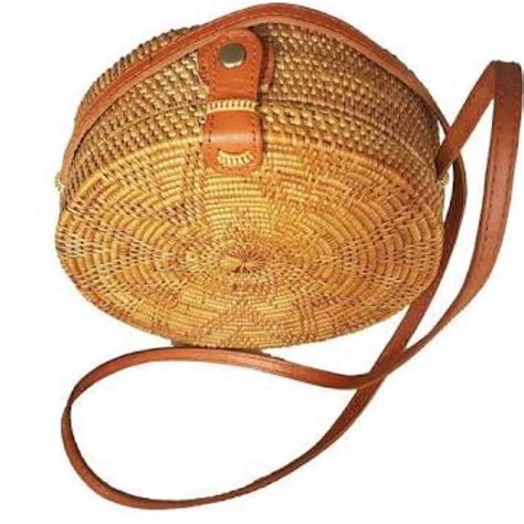 Tak heran jika banyak orang yang memesan dengan jasa titip demi mendapatkan tas rotan pujaannya. Tas Rotan Bulat Bali - diameter kecil, Women's Fashion ...