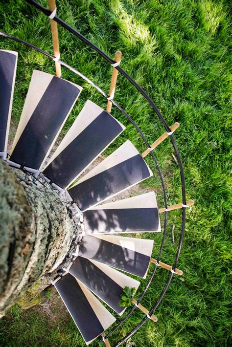 Their innovative staircase is made of birch steps that hold on to the tree trunk with straps and grip its side with thick neoprene pads. Spiral Staircase for Trees